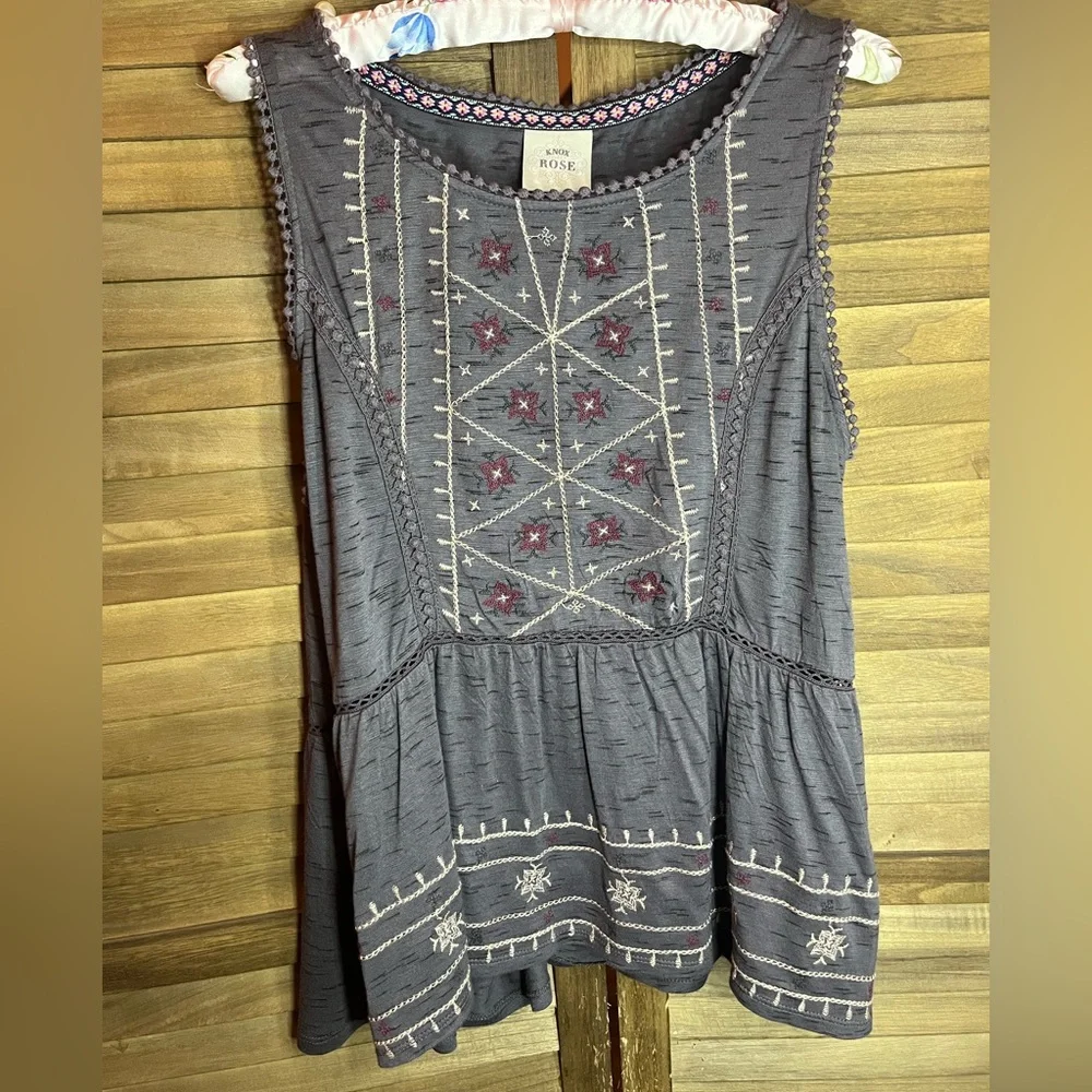 Knox Rose Womens size medium. Flowy Embroidered Gray Sleeveless Top. - Picture 1 of 7